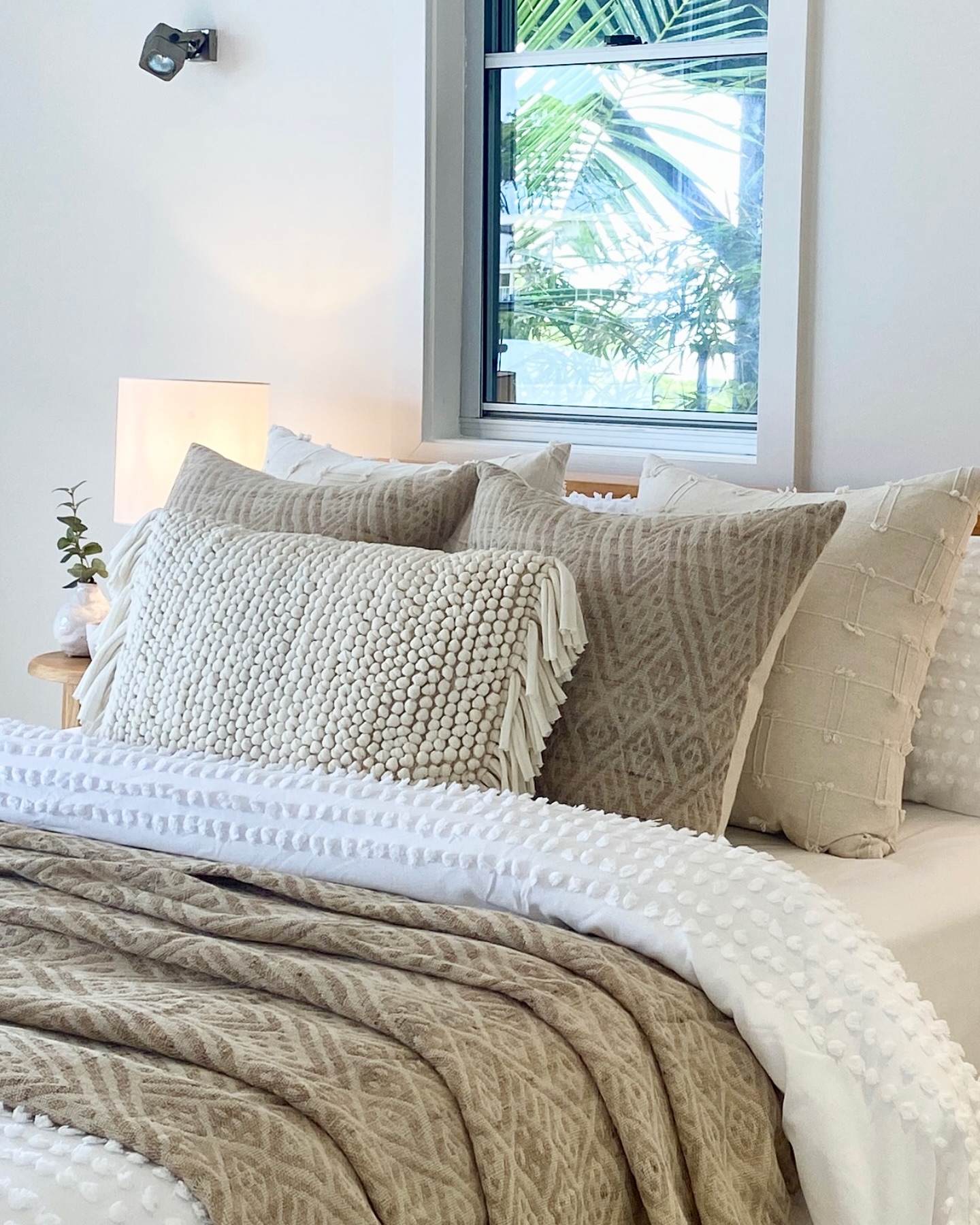 Soft textures and neutral colours with a touch of greenery — the perfect recipe for a calm and inviting bedroom. Styled to feel like a retreat, right at home. Styling by @little_bird_living .
#propertystyling
#coastalluxe
#bedroomgoals
#centralcoastproperty
#centralcoastrealestate
#centralcoastlocalbusiness
#centralcoastlife
@ivylaneagency
@lmhome_