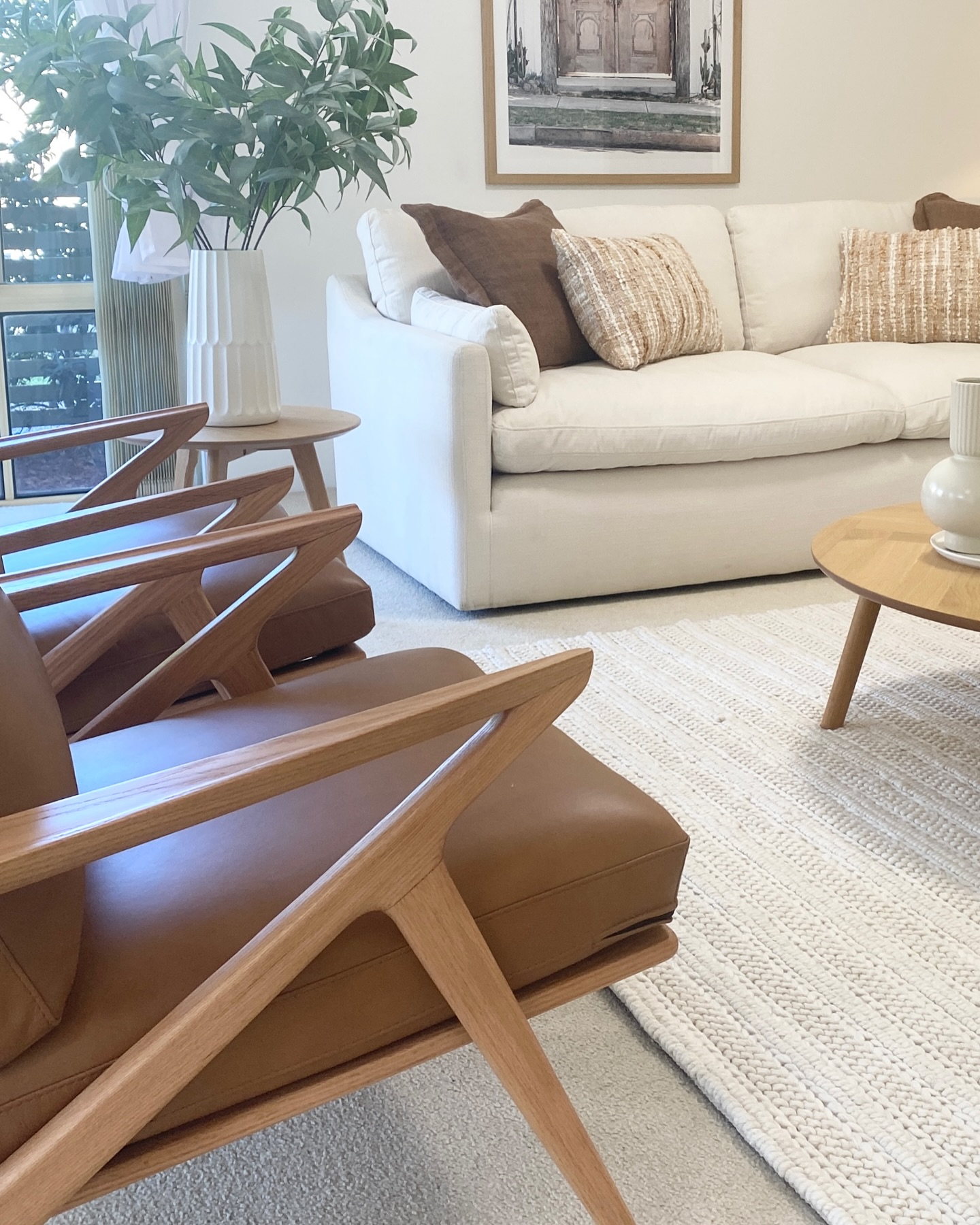 Autumn tones and textures giving timeless elegance and style. Styling by @little_bird_living. Agent @teammacdonaldbelleproperty.
#interiors
#interiorstyling
#propertystyling
#centralcoastpropertystylist
#centralcoastproperty
#centralcoastrealestate
#centralcoastbusiness
#centralcoastrealestateagent
#realestatecentralcoast
#livingroom