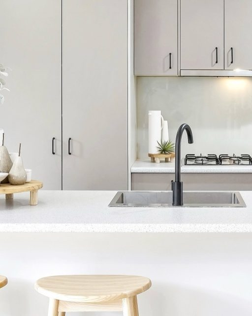 Fresh, minimal and sold in a week. Little details. Big results. Styling by @little_bird_living.
#centralcoastpropertystylist
#centralcoastproperty
#centralcoastbusiness
#coastalliving
#stylinginspiration
#centralcoastrealestate
#interiors