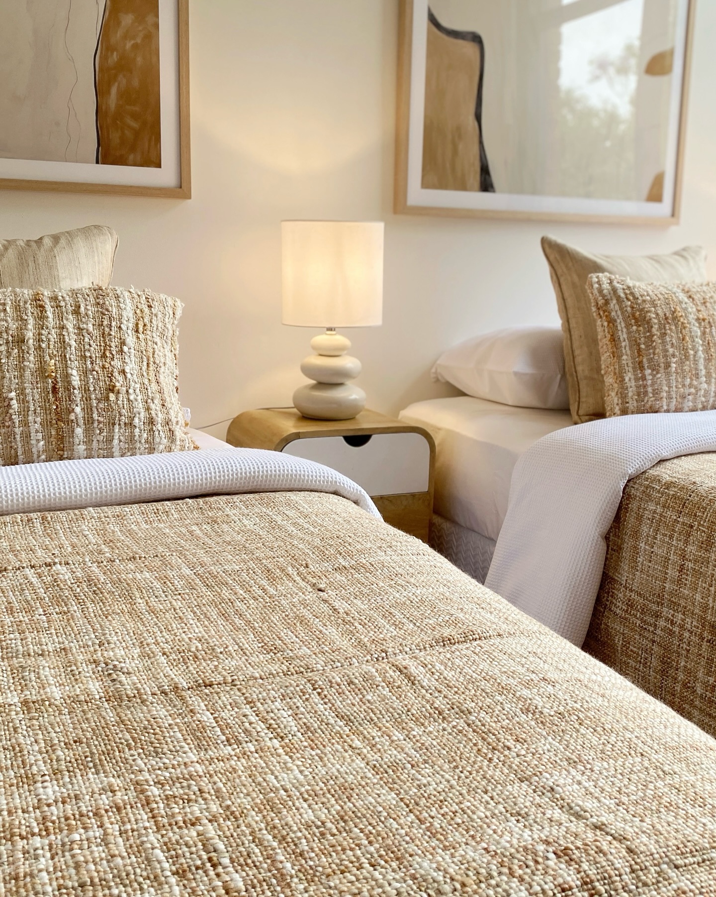 🤍🤍 Twinning with perfect balance, natural textures and organic coastal style. Styling by @little_bird_living 

#centralcoastproperty
#centralcoastpropertystyling
#beachsidebedroom
#bedroominspo
#realestatecentralcoast 
#centralcoastlife 
#propertystylist
#coastalliving 
#coastalinteriors
#centralcoastlife 
#centralcoastrealestate 
#centralcoastproperty 
#CentralCoastPropertyStylist
#propertystylingcentralcoast