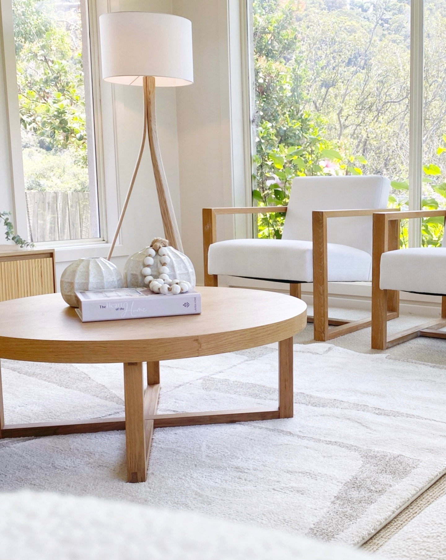 ✨Fresh and relaxed. Styling by @little_bird_living. Agent @tomleivers_realestate .

#coastalinteriors 
#centralcoastnsw 
#propertystyling 
#styledhomes 
#realestatecentralcoast