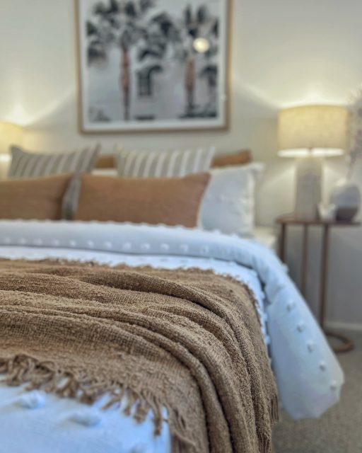 Soft coastal tones
Designed to make it easy for buyers to imagine living here
Styling by @little_bird_living
On the market with @raywhiteberkeleyvale
#centralcoastproperty
#coastalinteriors
#styledtosell
#centralcoasthomes
#propertystyling