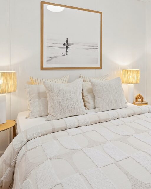 Same room.
No renovations.
Just considered styling.

Tailored to the coastal setting.

The difference?
How buyers feel when they walk in. 

Styling by @little_bird_living .
#styledtosell
#centralcoastproperty 
#coastalliving 
#firstimpressionsmatter
#interiors
