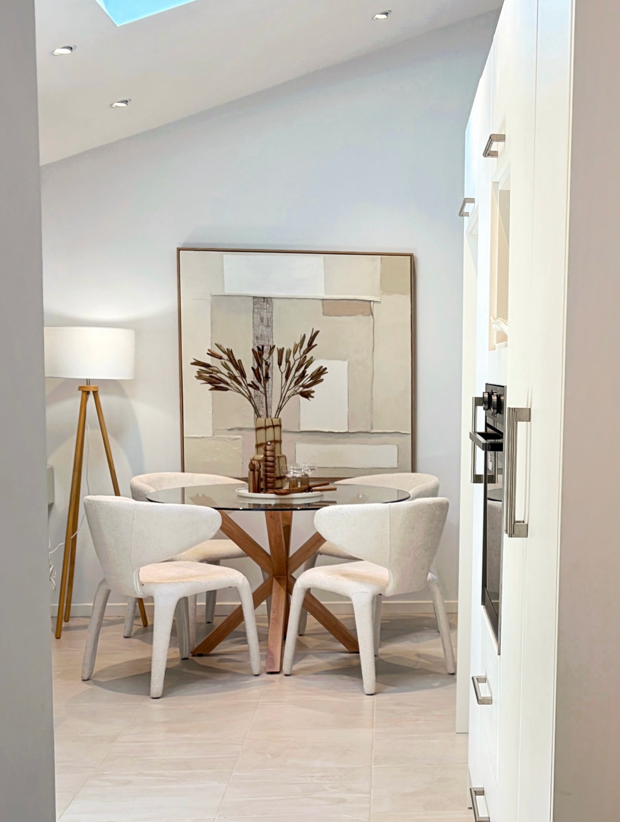 A little sneak peek at one of our latest styling projects 🤍
Styling by @little_bird_living .

#CentralCoastPropertyStyling #CentralCoastHomes #DiningRoomStyling 
#ConsideredDesign
#CentralCoastProperty