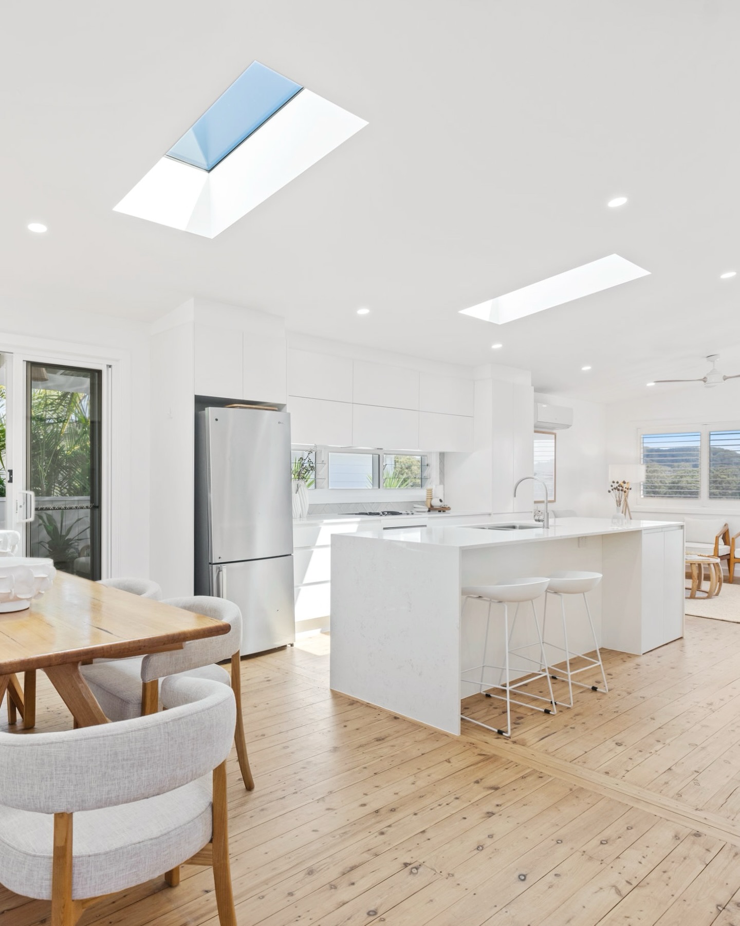 Latest install, Terrigal. Styling by @little_bird_living. Agent @mattfarrugia_ . 

#centralcoastnsw 
#terrigal
#centralcoastproperty 
#coastalinteriors
#propertystyling